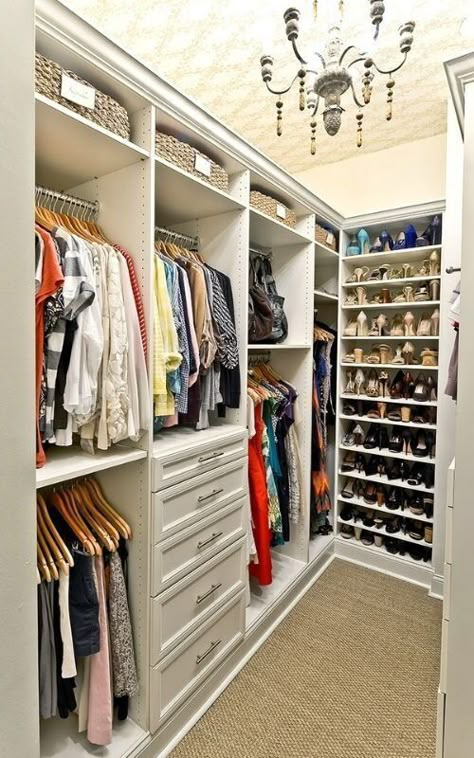 Diy Kast, Master Closet Ideas, Bed Closet, Master Closet Organization, Master Closet Design, Small Walk In Closet, Bedroom Closets, Organized Closet, Walk In Closet Design