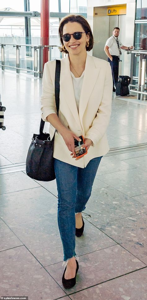 Game of Thrones star Emilia Clarke looks chic in a tailored blazer | Daily Mail Online Mother Of Dragons Costume, Emilia Clarke Street Style, Emilie Clarke, Emilia Clarke Style, Emilia Clarke Daenerys, How To Wear Blazers, Kibbe Romantic, Valentino Gowns, Heathrow Airport