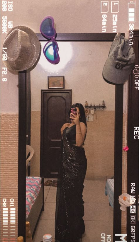 Black Saree Snapchat Story, Saree Mirror Poses, Mirror Selfie Traditional Dress, Night Mirror Selfie Snapchat, Saree Snapchat, Saree Snapchat Story, Mirror Selfie In Suit, Saree Mirror Selfie Poses, Saree Mirror Selfie