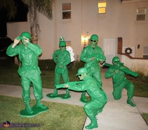 Toy Story Soldiers, Disfraz Toy Story, Funny Group Halloween Costumes, Fancy Dress Ideas, Green Army Men, Soldier Costume, 밈 유머, Holloween Costume, Homemade Halloween Costumes