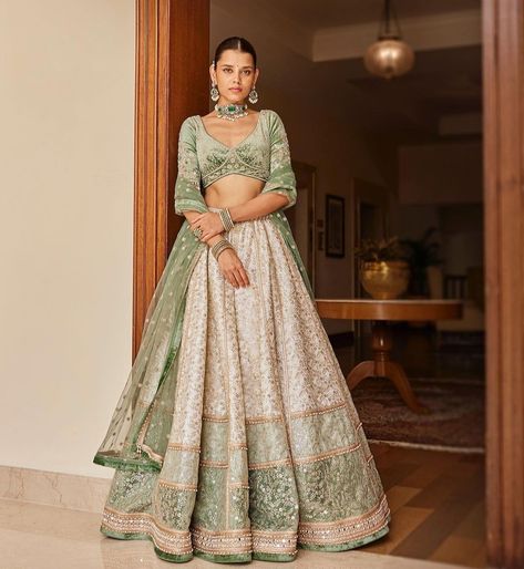 Lehenga For Mehendi, Desi Bridesmaids, Green Outfits For Women, Lehenga Saree Design, Simple Lehenga, Mehendi Outfits, Half Saree Lehenga, Lehenga Designs Simple, Velvet Blouse