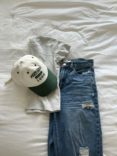 Clothes Laid Out On Bed Aesthetic, Outfit Laid Out On Bed, Outfit Flatlay, Simple Trendy Outfits, Cute Everyday Outfits, Casual Style Outfits, Modest Outfits, Cute Casual Outfits, Simple Outfits