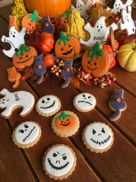 Galletas decoradas Halloween - COMIENDO CON REYES Creative Christmas Cookies, Galletas Halloween, Modern Halloween Decor, Halloween Deserts, Postres Halloween, Halloween Party Appetizers, Dulces Halloween, Halloween Cookies Decorated, Halloween Party Snacks