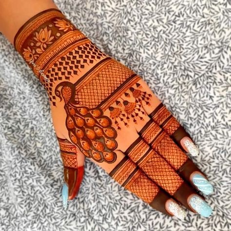 Teej Mehandi Designs For Hands, Mahedi New Design, Modern Mehndi Designs Back Hand, Backhand Mehndi Designs Simple, Small Mehndi Designs, Bridal Mehndi Designs New, Teej Special Mehndi Design, Simple Mehndi Designs Palm, Arabic Mehndi Designs Back Hand