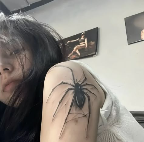 Covi̇d Negative Test Picture, Irl Pfps, Nature Tattoo Ideas, Emo Tattoos, Grunge Tattoo, Rock Singer, Funky Tattoos, Spider Tattoo, Tattoo Style Drawings