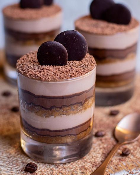 TIRAMISÚ DE NUTELLA EN VASO - Petit Fit by Cris Postre Aesthetic, Postres Aesthetic, Tiramisu Cups, Mini Dessert Cups, Food Technology, Tiramisu Cake, Easy Baking Recipes Desserts, Chocolate Cups, Dessert Cups