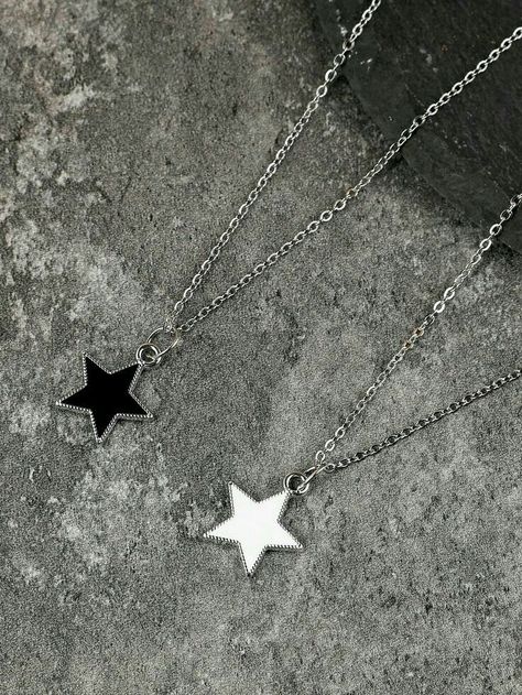 Black Star Necklace, Couple Necklaces Aesthetic, Black White Couple, Collares Aesthetic, Black And White Jewelry, Star Accessories, Couples Jewelry, Necklace Outfit, Star Pendant Necklace