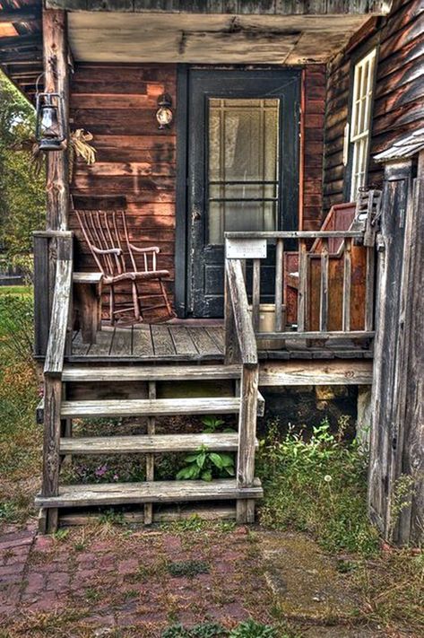 Log Cabin Living, Wooden Cabin, Rustic Porch, Primitive Homes, Country Porch, Country Cabin, Cabin Living, Little Cabin, Old Cottage