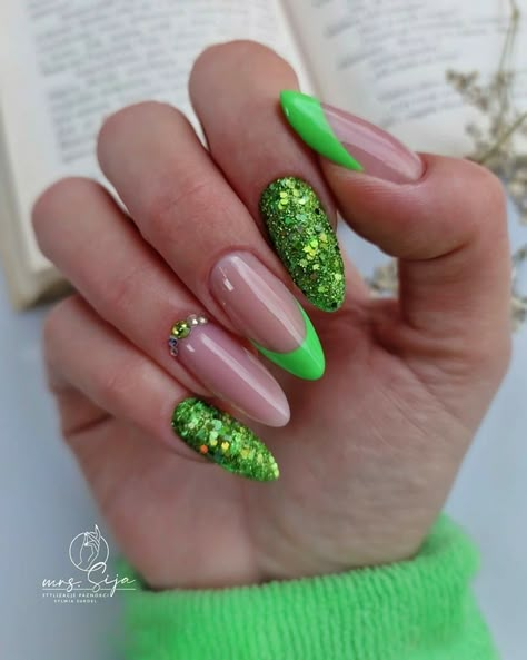 Glitter Nails Christmas, Green Glitter Nails, Almond Nails Designs, Nails Christmas, Short Nail Designs, Dream Nails, Green Glitter, Dope Nails, Samara