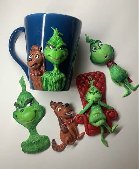 #grinch #grinchmas #polymerclay #polymer #grinchclay #mug #grinchmug #süthetőgyurma #fimo #fimoart #fimoclay #handmade #merrychristmas #grincs #gyurmagrincs #claymug #dodohandmade #max #grinchdog Grinch Clay Ornament, Grinch Figurines, Grinch Polymer Clay, Clay Grinch, Polymer Clay Pens, Clay Pen, Clay Moulding, Polymer Clay Mold, Christmas Clay