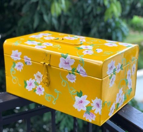 Hand Painted Wooden Box Ideas Flowers, Hand Painted Wooden Box Design, Wooden Trunk Makeover Diy, Tin Box Painting Ideas, Wooden Box Painting Ideas Easy, Trunk Painting Ideas, Painted Box Ideas Simple, Decoupage Boxes Ideas, Painted Box Ideas