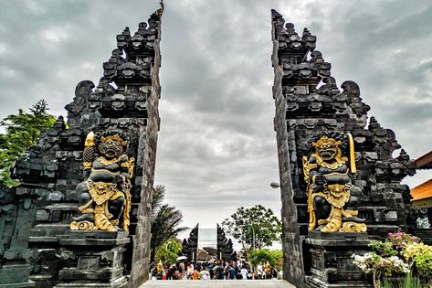 Tanah Lot Temple in Bali - Bali’s Scenic Sea Temple Tanah Lot Temple, Bali Aesthetic, Bali Tour Packages, Bali Tour, Bali Honeymoon, Garden Line, Voyage Bali, Family Tour, East Java