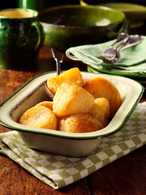 This roast potato recipe is a delicious compliment to your Christmas dinner - link to Mary Berry's roast potato recipe <3 English Potatoes Recipes, Mary Berry Christmas, Mary Berry Recipe, Berry Recipes, Merry Berry, Roasted Potato Recipes, Xmas Dinner, Creative Cooking, Christmas Foods