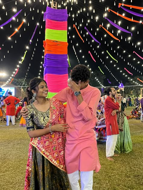 Garba Night Couple Poses, Navratri Couple Photography, Couple Pose For Navratri Pics, Dandiya Couple Poses, Garba Night Couple Aesthetic, Dandiya Night Couple Pose, Navaratri Couple Photo, Dandiya Night Outfits Couple, Dandiya Night Aesthetic Pic