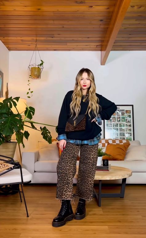 Winter Eclectic Outfit, Helen Anderson Style, Ally Nicole Outfits, Leopard Print Jeans Outfit, Grunge Capsule Wardrobe, Headshot Outfit Ideas, Leopard Pants Outfit, Leopard Print Pants Outfit, Therapist Outfit