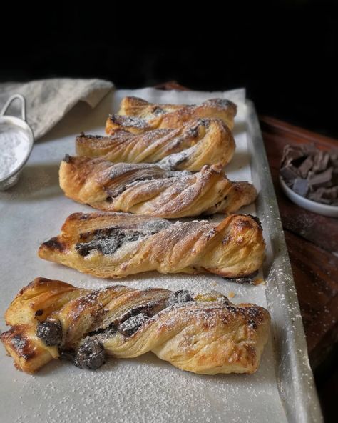 Chocolate Twist Pastry, Pastries Breakfast, Chocolate Pastries, Breakfast Baking, Puff Pastry Filling, Chocolate Custard, Simple Dessert, Pastry Desserts, French Pastries