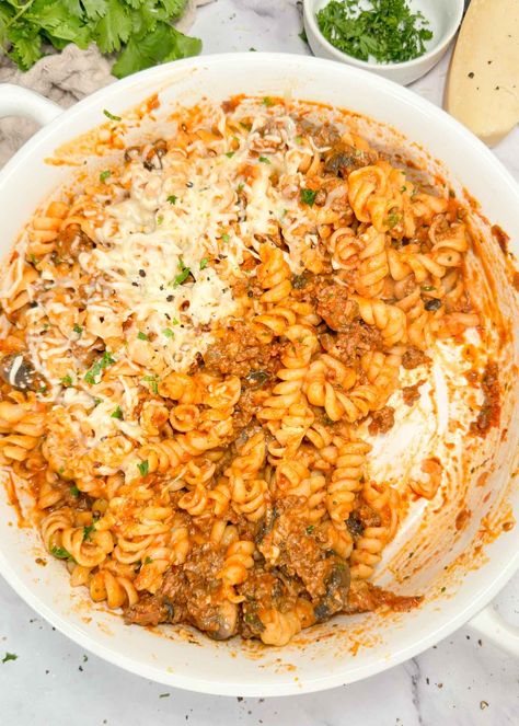 This hearty ground beef rotini pasta recipe is the perfect dinner! Tender rotini pasta with ground beef, mushrooms tossed in red sauce. Rotini Noodle Recipes, Ground Beef And Rotini Recipes, Ground Beef Mushrooms, Rotini Pasta Recipes, Pasta With Ground Beef, Rose Pasta, Rotini Pasta, Perfect Dinner, Spaghetti Pasta