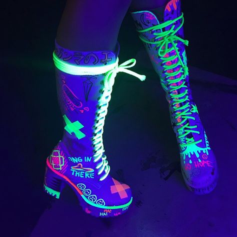 bota neon 😱 Mode Chanel, Kawaii Shoes, Dancing Shoes, Aesthetic Shoes, Neon Lights, Crazy Shoes, Kawaii Clothes, Dream Shoes, Teen Fashion Outfits