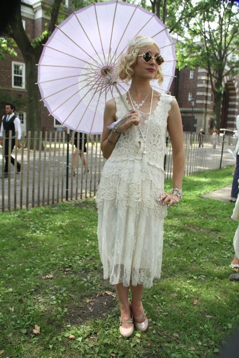 ‪On the grounds of Governors Island’s Jazz Age Lawn Party‬ Jazz Era Fashion, Lawn Party Outfit, 20s Party Outfit, 1920s Garden, Roaring 20s Party Outfit, Croquet Party, Modern Flapper, 1920 Party, Gatsby Outfit