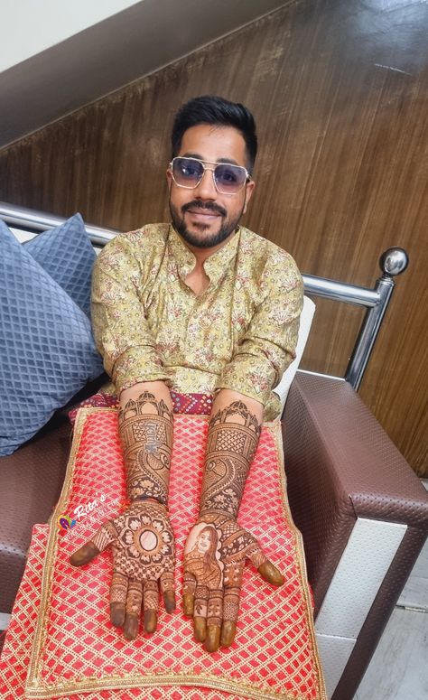 Presenting For The Very First Time Groom Henna ( Dulhe ki Mehendi) ....... #groom #groominspiration #dulhekimehndi💚✌️ #bridesportrait #Elbowlengthgroomhenna #Biglengthhennaforgroom #uniquehennacreations #portraithenna #portraitmehndi #weddingmehendi💞💞 #bookyourappointmenttoday‼️☎️ #callmeon9921014277 #contactme6352024980 Boys Mehandi Design For Wedding, Groom Mehandi Poses, Groom Mehendi Designs Simple, Boys Mehendi Design, Groom Mehendi Designs Palm, Mehndi Designs For Groom For Men, Dulha Mehandi Design, Mehendi For Groom, Boy Mehndi