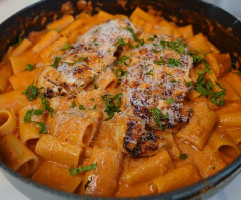 Pink Pasta With Chicken, Rose Chicken Pasta, Rose Chicken, Chicken Breast Pasta, Rose Pasta, Main Entree Recipes, Prosciutto Pasta, Pasta With Chicken, Pasta Sides