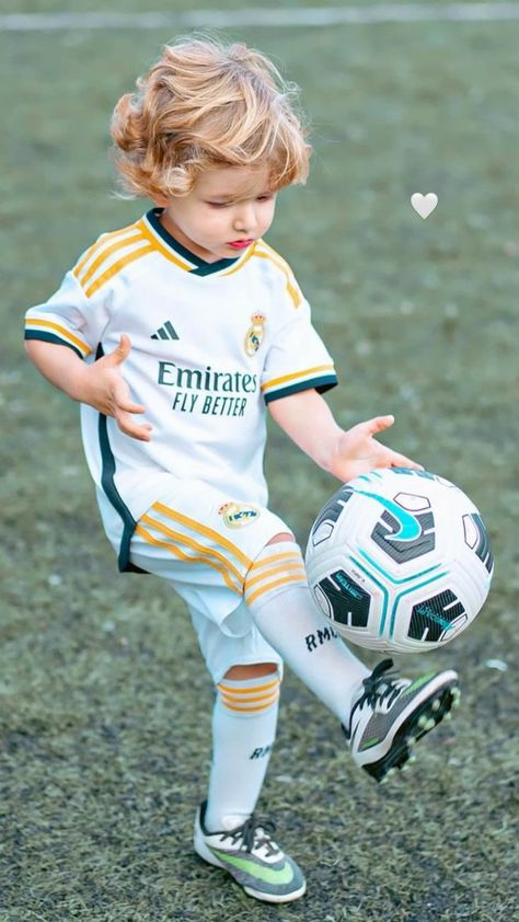 Toddler Boy Fashion Swag, Baby Boy Soccer, Madrid Outfits, Baby Boy Football, Baby Surf, Soccer Baby, Baby Aunt, Image Couple, Baby Play Activities