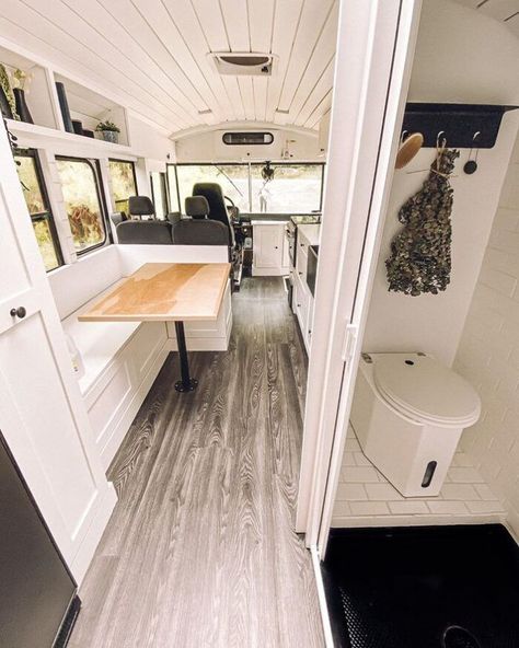 $5,000 school bus converted into a comfortable home for family of four - Living in a shoebox Bus Remodel, School Bus Tiny House, School Bus Camper, School Bus House, Converted School Bus, Bus Interior, Bus Living, School Bus Conversion, Bus House