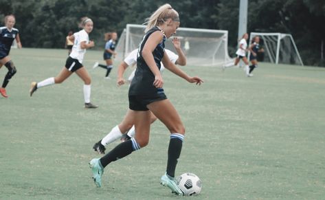 Soccer Action Shots, Blonde Soccer Girl, Girls Playing Football, Girl Playing Soccer, Soccer Locker, Soccer Hairstyles, Blonde High, Soccer Academy, High School Soccer