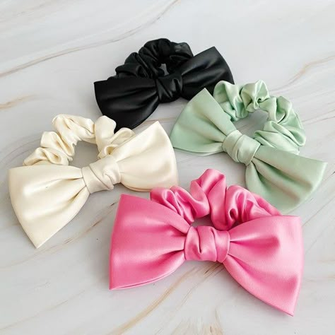 Satin Bonnet Natural Hair, Making Scrunchies, Scrunchies Business, Diy Baby Bows Headbands, Kids Gifts Ideas, Hair Clip Design, Diy Hair Scrunchies, Bow Tie Hair, Braid Accessories