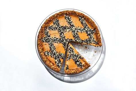 Black Sesame Pumpkin Pie Thanksgiving Menus, Pumpkin Spice Recipes, Cookie Bread, Pumpkin Dessert Recipes, Winter Holiday Recipes, Holiday Pie, Thanksgiving Desserts Table, Fun Thanksgiving Desserts, Crumble Tart