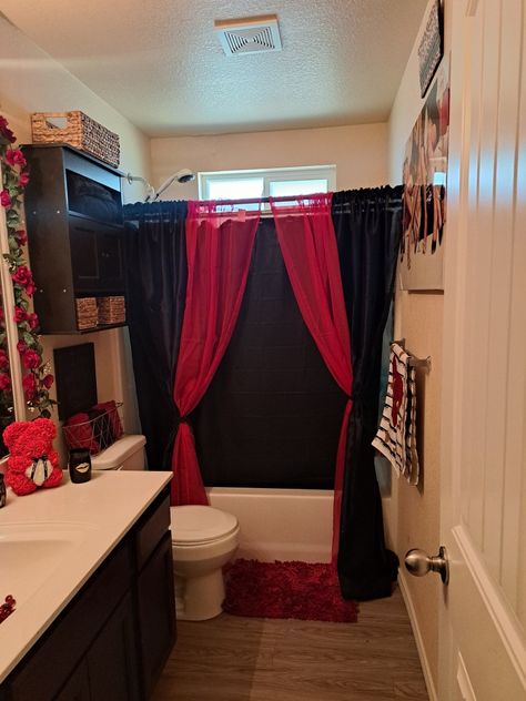 Red Black And White House Decor, Red Black And White Bathroom Ideas, Black And Red Bathroom Ideas, Red And Black House Decor, Red And Black Apartment Decor, Red And Grey Bathroom, Red And Black Living Room Ideas, Red Bathroom Decor Ideas, Black And Red Bathroom