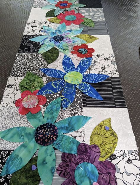 Quilts With Applique Ideas, Quilted Flowers, Diy Fabric Christmas Ornaments, Quilt Stencils, Collage Quilting, Floral Quilts, Table Runners Patterns, Bargello Quilt, Collage Quilts