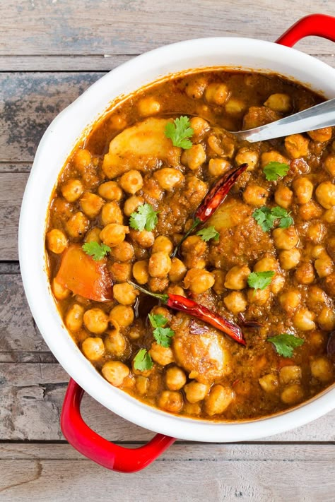 Chana aloo or chhole aloo is one of the most delicious Indian curries you'll ever taste! Spicy, moderately hot and packed with flavor. Chana Aloo, Aloo Chana, Chickpea And Potato Curry, Aloo Masala, Spicy Chickpeas, Chili Beans, Indian Curries, Food Story, Vegetarian Indian