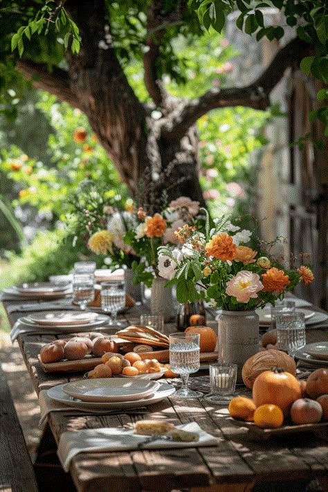 picnic inspired Summer tablescape fruit and veggies Garden Party Table, Outdoor Garden Party, Summer Table Settings, Summer Tablescapes, Outdoor Dinner Parties, Beautiful Tablescapes, Summer Table, Italian Dining, Outdoor Dinner