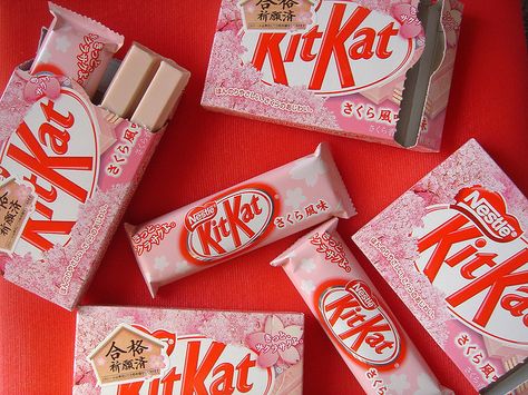 KitKat Sakura Japanese Kit Kat Flavors, Kit Kat Flavors, Japanese Kit Kat, Japan Snacks, Lee Naruto, Cute Snacks, Japanese Candy, Rock Lee, Japanese Snacks