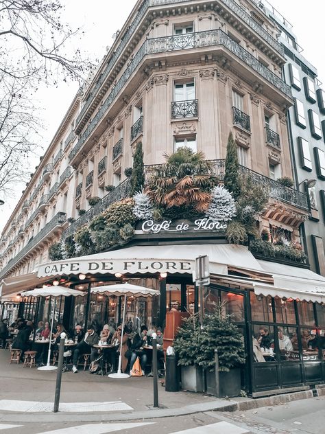 25 great reasons & activities why you should travel to Paris in winter. Paris Winter Aesthetic, Winter In France, Europe January, Paris Girls Trip, Paris In The Winter, Euro Winter, Paris In Winter, Paris In January, Paris In December