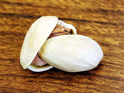 Open pistachios with another pistachio shell. Did this the other day and it actually worked. I thought NOTHING was going to open that shell too. haha. Pistachio Nut, Pistachio Shell, Broken Teeth, Pistachio Shells, Pistachios Nuts, Nut Recipes, Handy Dandy, Kitchen Hacks, Household Hacks