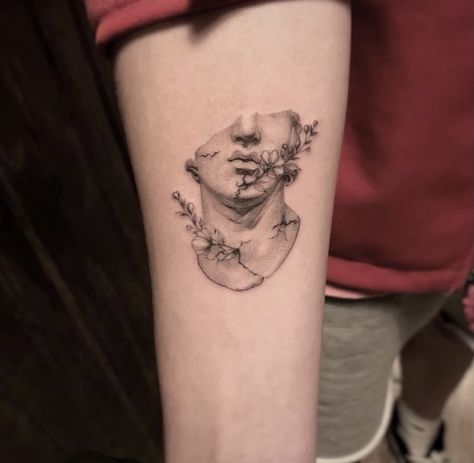 Statue Aesthetic Tattoo, Small Statue Tattoo, Statue Flowers Tattoo, Roman Head Tattoo, Pompeii Tattoo Ideas, European Style Tattoo, Greek Sculpture Tattoo Minimalist, Cracked Statue Tattoo, Statue Tattoo Woman