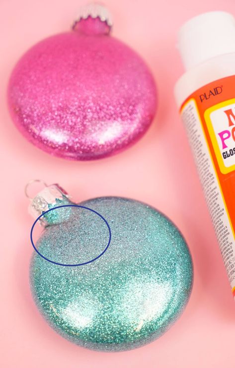 Learn how to make DIY glitter ornaments + discover the very best glue to use (we tested 10!)! These glitter ornaments are SUPER easy to make, and they make a great gift idea, too! Clear Ornament Filler Ideas, Filled Plastic Christmas Ornaments, Paint Clear Ornaments, Lightbulb Christmas Ornaments Diy, Ornament Sets Diy, Epsom Salt Ornaments Diy, Diy Christmas Glitter Ornaments, Cricut Ornament Ideas Easy Diy, Dipped Ornaments Diy