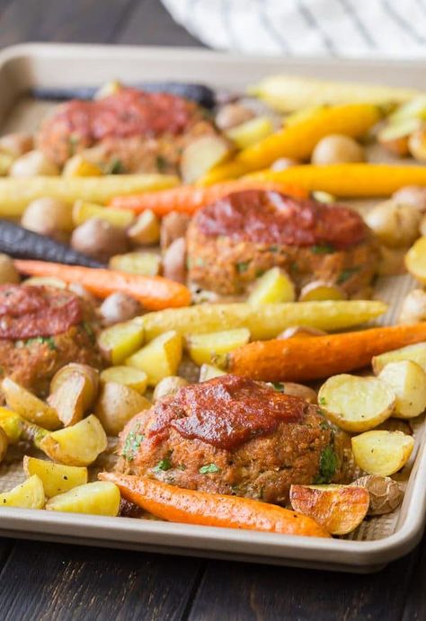 Mini Turkey Meatloaf, Classic Meatloaf Recipe, Turkey Meatloaf, Sheet Pan Dinners Recipes, Recipe Sheets, Sheet Pan Dinners, Meatloaf Recipes, Sheet Pan Recipes, Easy Weeknight Meals