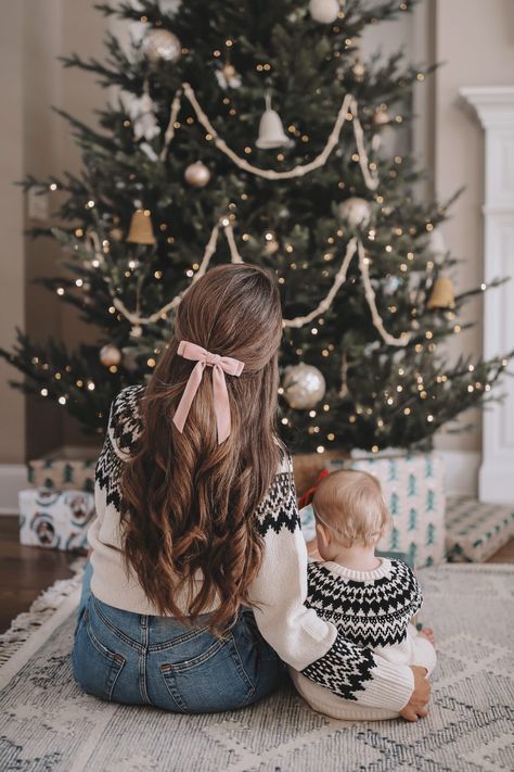 Fireplace Christmas Photoshoot Family, Baby And Christmas Tree, Christmas Ultrasound Pictures, Mom Baby Christmas Pictures, Baby Photo Shoot Christmas, Christmas Pics With Baby, Christmas Photoshoot 1 Year, Christmas 1 Year Pictures, First Christmas Family Photos