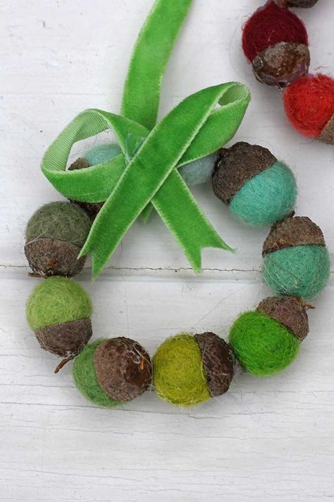 Use old acorn caps and felt balls to make these adorable mini Christmas wreath ornaments to add a bit of colour to your festive decorations. Acorn Projects, Mini Christmas Wreaths, Acorn Craft, Felt Acorn, Felt Ball Wreath, Acorn Wreath, Felted Balls, Acorn Caps, Wreath Ornaments