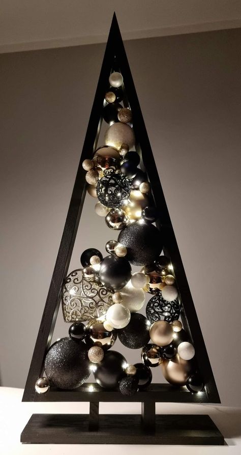 Black Decor Christmas Tree, Industrial Christmas Tree, Industrial Christmas Decorations, Black White Christmas Decor, Industrial Christmas, Tropical Xmas, Božićne Dekoracije, Buffalo Check Christmas Decor, Black Christmas Decorations