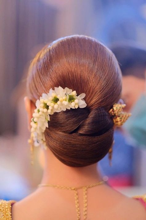 One of the innovations that have been successfully made by hairdressers is the modern bun model with its own hair for women with short hair. Hair Do Kebaya, Indian Hairdo, Hair Bun Design, Indian Pants, Reception Hairstyles, Women With Short Hair, Sanggul Modern, Cute Ponytail Hairstyles, Hair Style On Saree