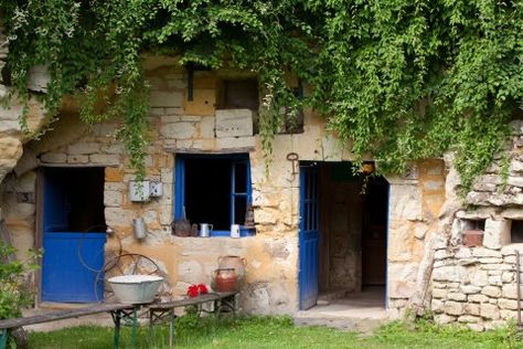 Poser ses valises dans une cavité rocheuse est une expérience unique. Alors avant d'emménager dans votre maison troglodyte, découvrez les avantages et les inconvénients de ces habitations atypiques. House Sitter, Visit France, Farm Stay, Loire Valley, Winter Break, French Countryside, Ways To Travel, Organic Farming, Disneyland Paris