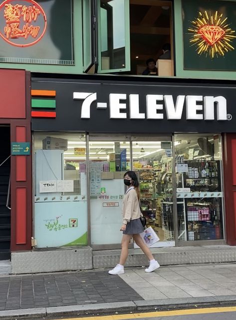 7/11 in korea is superior Korea 7 Eleven, Korean 7/11, Japan Town, Korea Town, Simply Aesthetic, Korea Shopping, Aviation Careers, Harry Potter New, Korea Trip