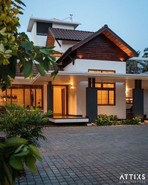 Kerala Architecture Exterior, Tropical House Exterior, House Design Kerala, Roof House Design, Kerala Traditional House, Kerala Architecture, Modern Tropical House, Tropical House Design, Kerala House