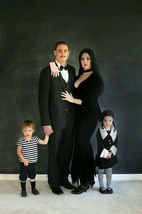 Family Halloween Costume Ideas, Best Group Halloween Costumes, Family Halloween Costume, Pregnancy Costumes, Halloween Costumes For Family, Themed Halloween Costumes, Addams Family Costumes, Diy Kostüm, Group Costumes