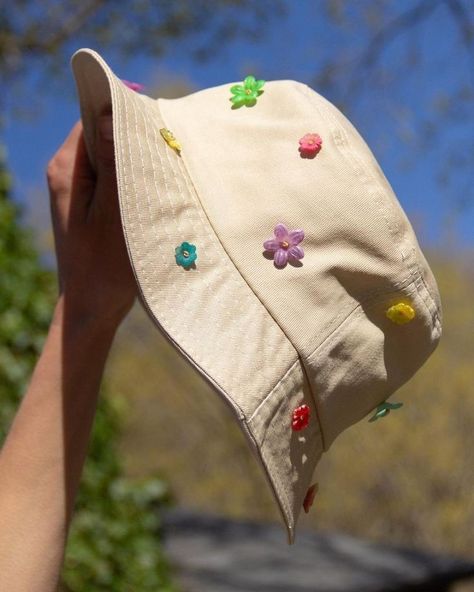 Garden Buckets, Bucket Hat Inspo, Bucket Hat Aesthetic, Cute Bucket Hat, Flower Bucket Hat, Bone Bordado, Bucket Hat Outfit, Bucket Hat Design, Victoria Fashion