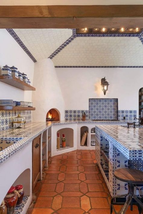 Mexican Tile House, Spanish Hacienda Style Homes Kitchen, Mexican Style Hacienda Homes, Mexican Styled Houses, Mexican House Architecture, Mexico Style Homes Interiors, Room Ideas Mexican Style, Mexican Home Style, Houses In Mexico Traditional